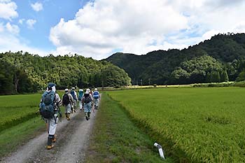 写真1：土壌を採取する調査地に向かう