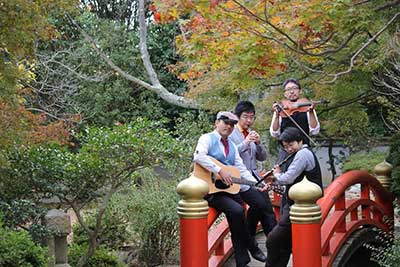 写真4：樹々を背景に野外ライブ