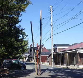 写真2 海岸沿いの町で撮影した木製電柱とコンクリート製電柱
